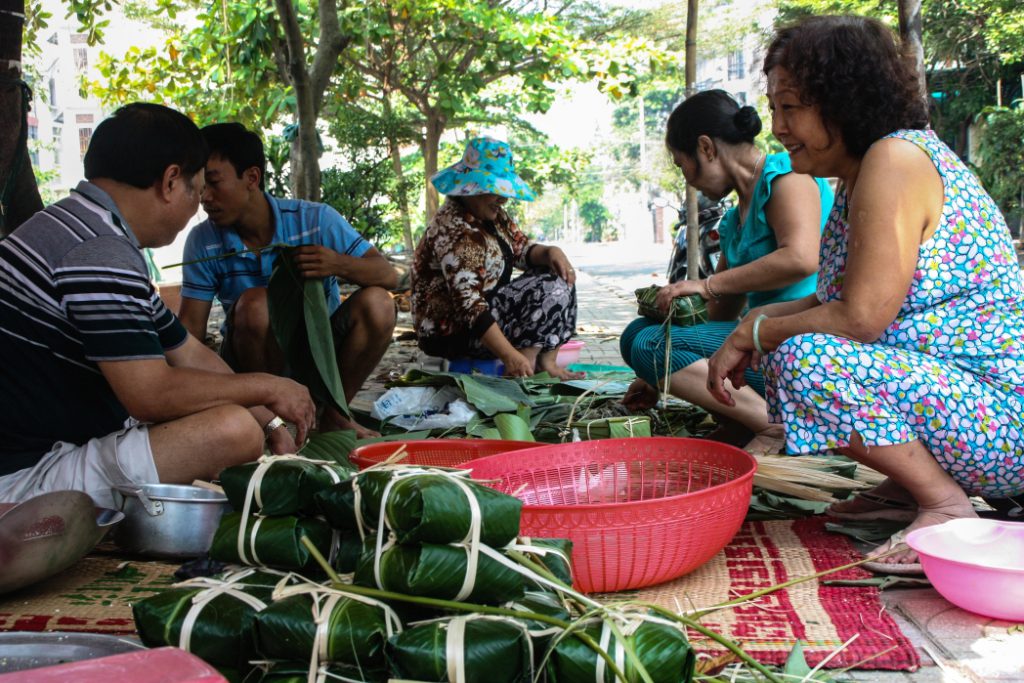 Gói bánh trưng Ẩm Thực Tết Nguyên Đán