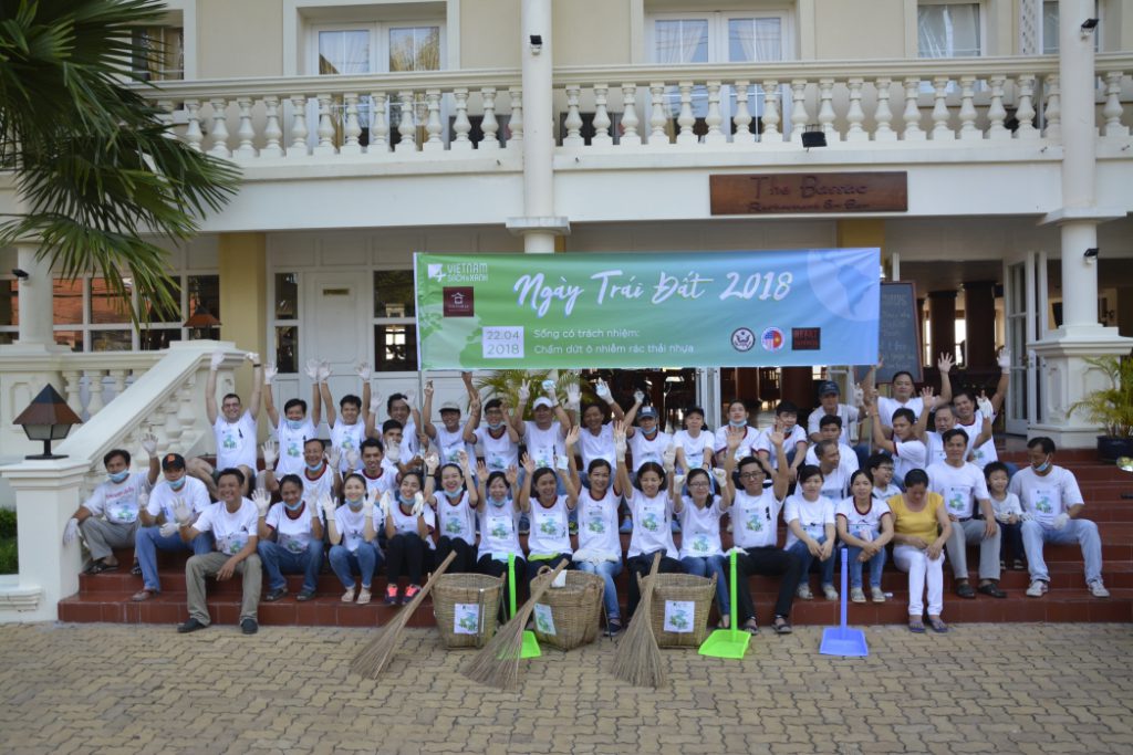 Earth Day participants from Victoria Chau Doc Hotel
