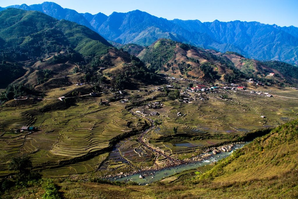 hills surrounding Sapa are inhabited by the Hmong, Dao, Tay, Giay and Xa Pho