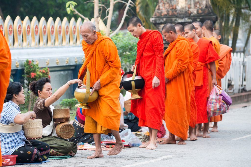 Lễ khất thực Tak Bak