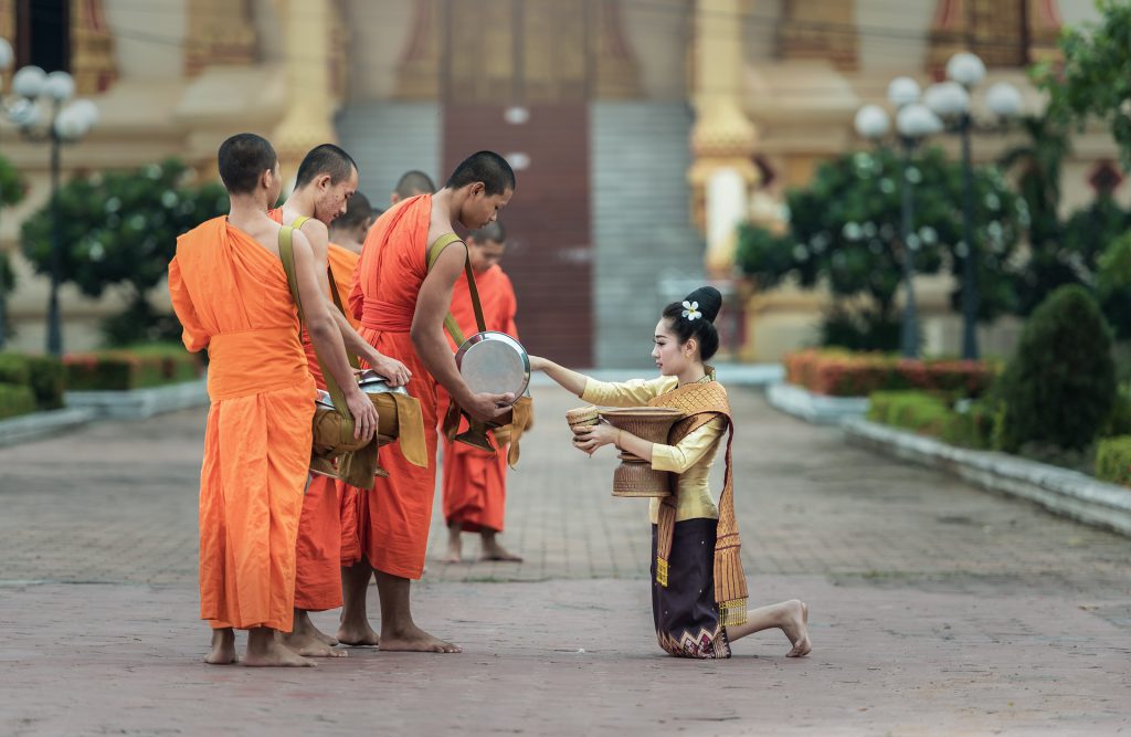 Lễ khất thực Tak Bak