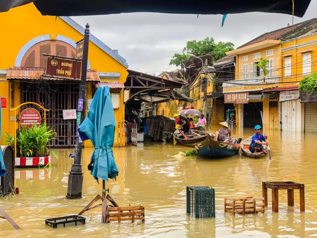 Chống bão ở Hội An File name: Hoi-An-Flooded-Ancient-Town-Image-by-James-Pham-1-1.webp